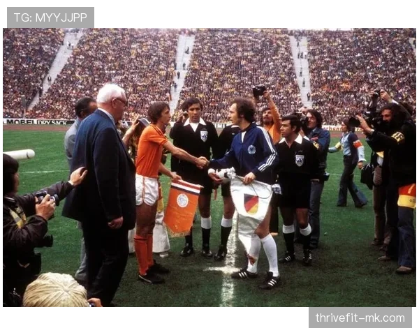 克鲁伊夫技艺再现绿茵场，现代足球智慧与创造力精彩融合