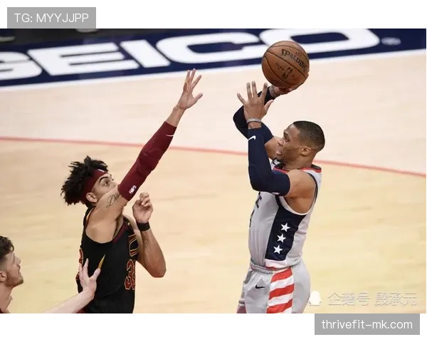 韦少又穿得像街头霸王，比赛场上和地铁站居然是两个人？