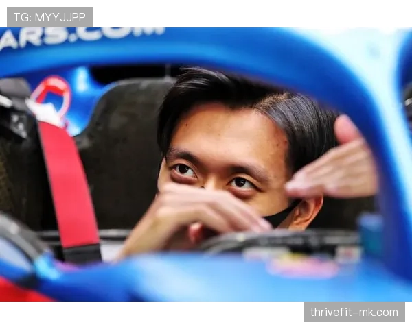 周冠宇机场一转身，那块表比我半年工资还嚣张